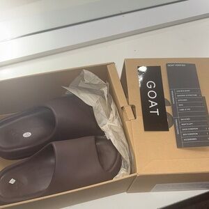 Yeezy Kids Sneakers in SOOT BROWN